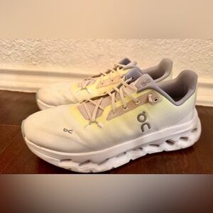 On Cloud women’s size 9.5